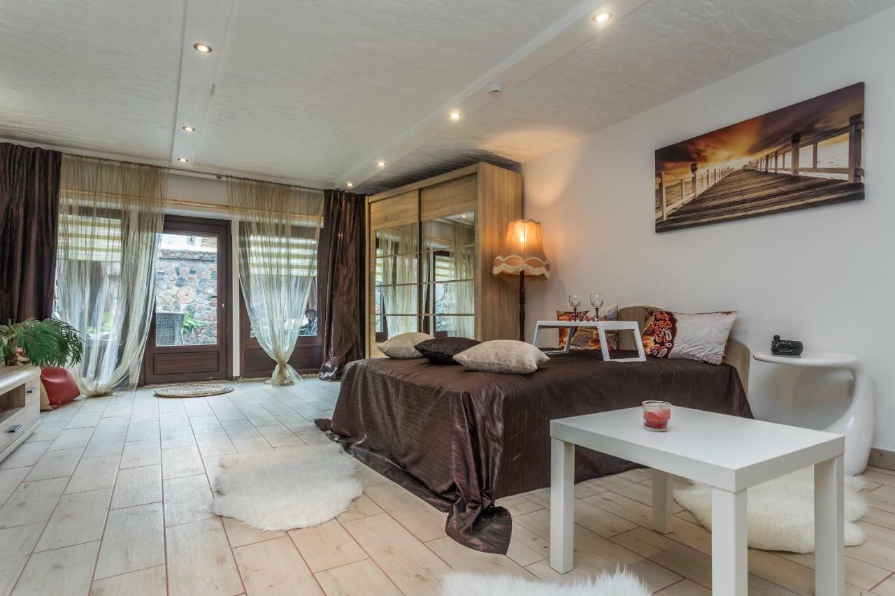Trys Apartamentai Leilighet