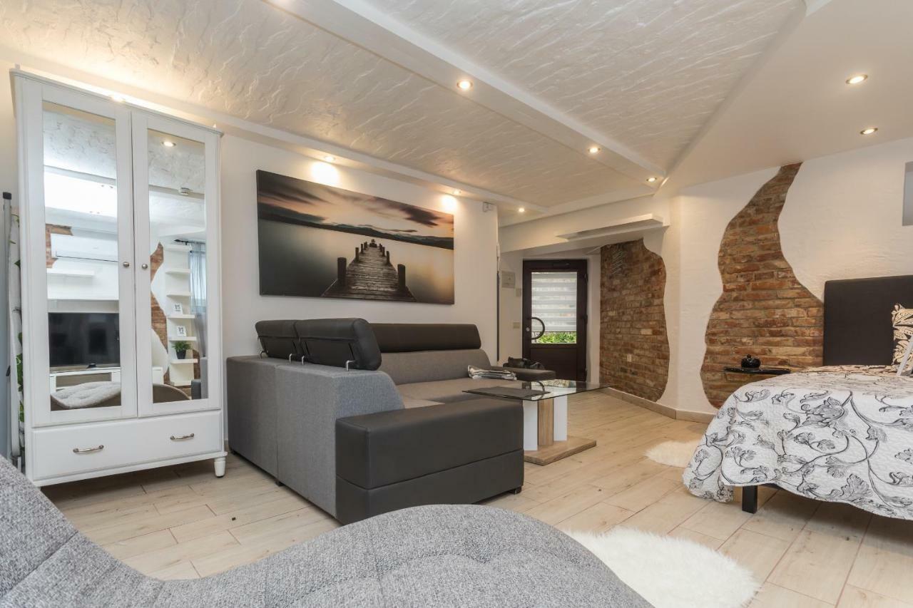 Trys Apartamentai *